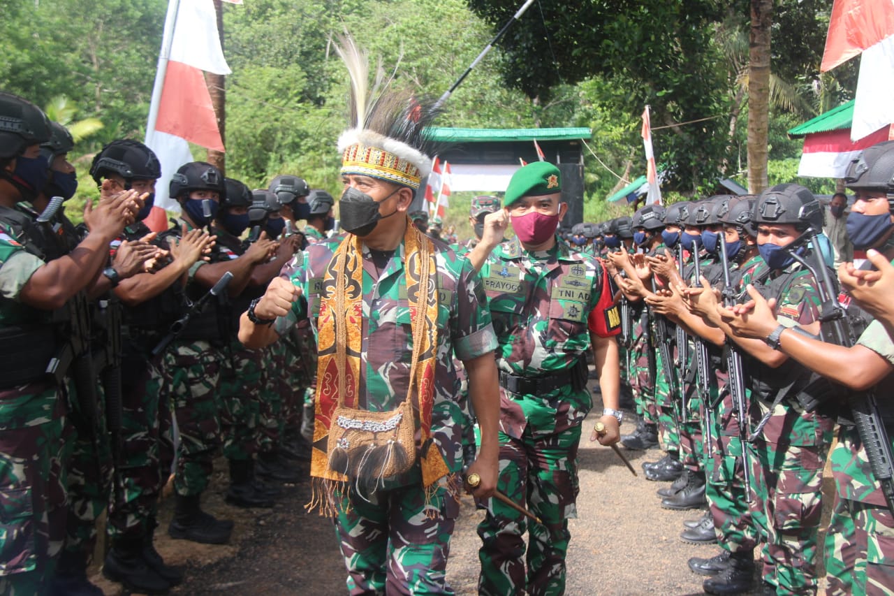 Danrem 073/MKT Mendampingi Pangdam IV/Diponegoro Tinjau Pos Satgas Yonif 410/Alugoro